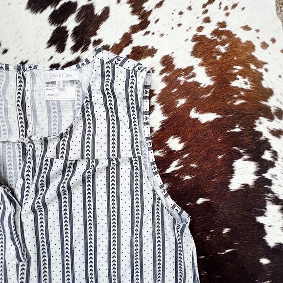 Eden and Olivia Striped Arrow Sleeveless Button Back Blouse 2X - Picture 2 of 6